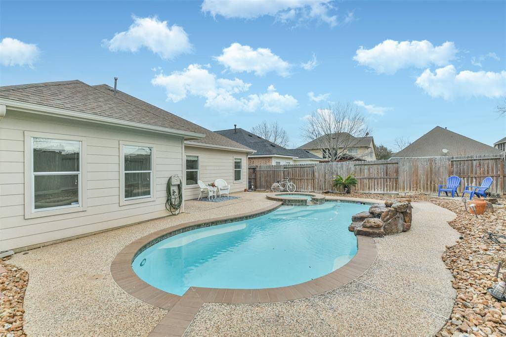 The community has an amazing park and walking trails. Is located minutes from HEB and shopping. Surrounded by amazing communities, restaurants, shopping, entertainment and medical.