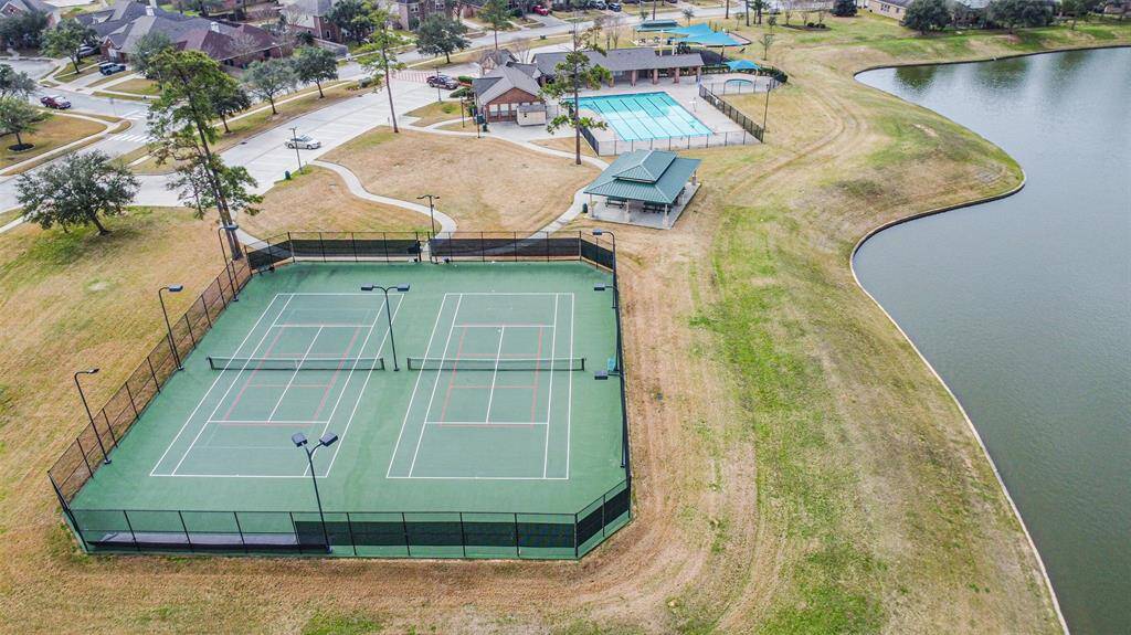 Community Tennis Courts and Pickelball!
