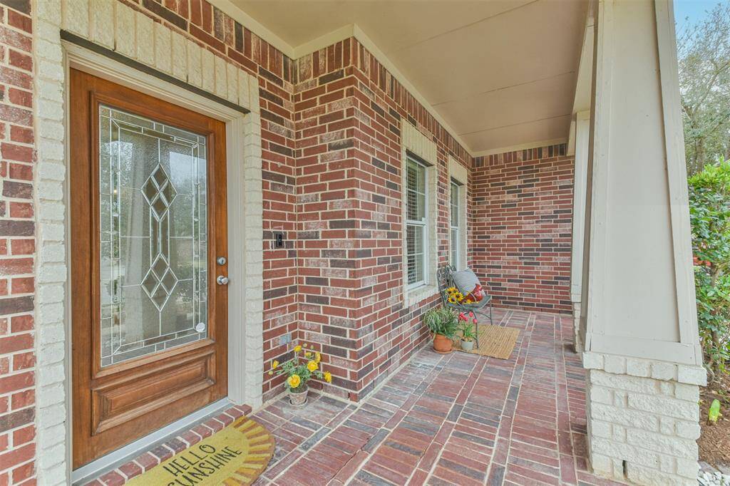 Large covered porch!