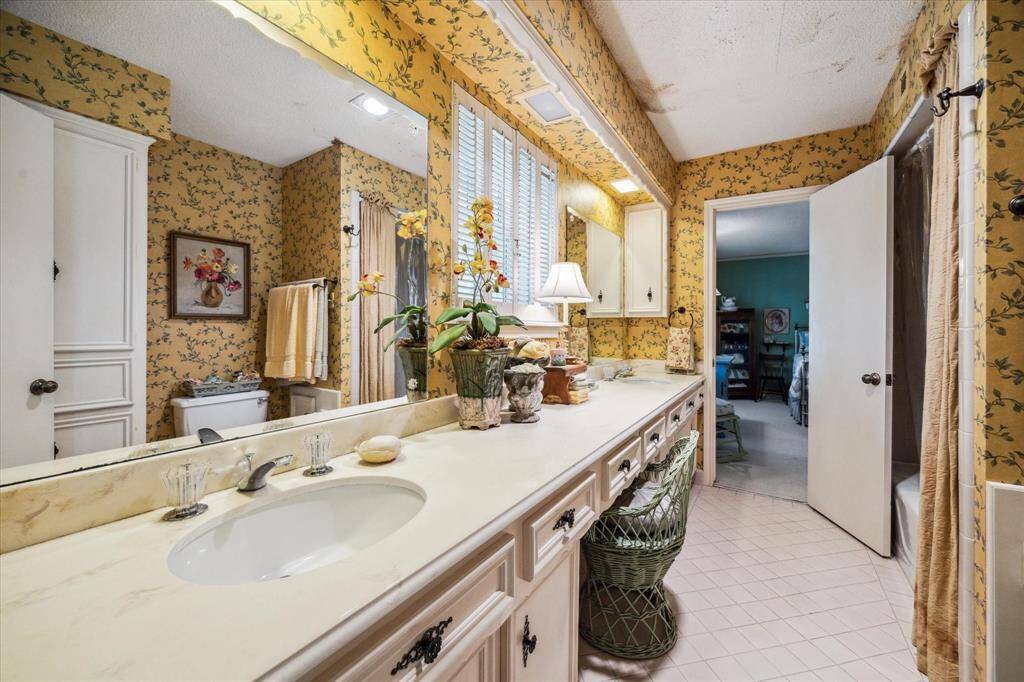 This well-designed upstairs bath is shared between two bedrooms and features a tub/shower combination and a spacious main vanity—perfect for making busy mornings a breeze.