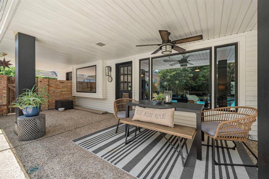 Charming covered patio to enjoy!