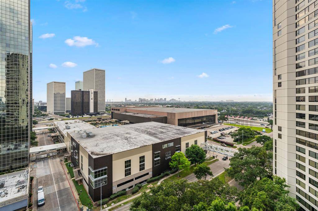 Wonderful 14th floor views of Greenway Plaza and Southeast views of the Texas Medical Center skyline.