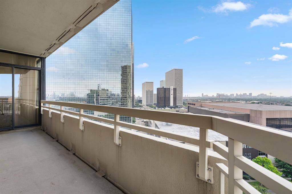 Balcony with spectacular views!