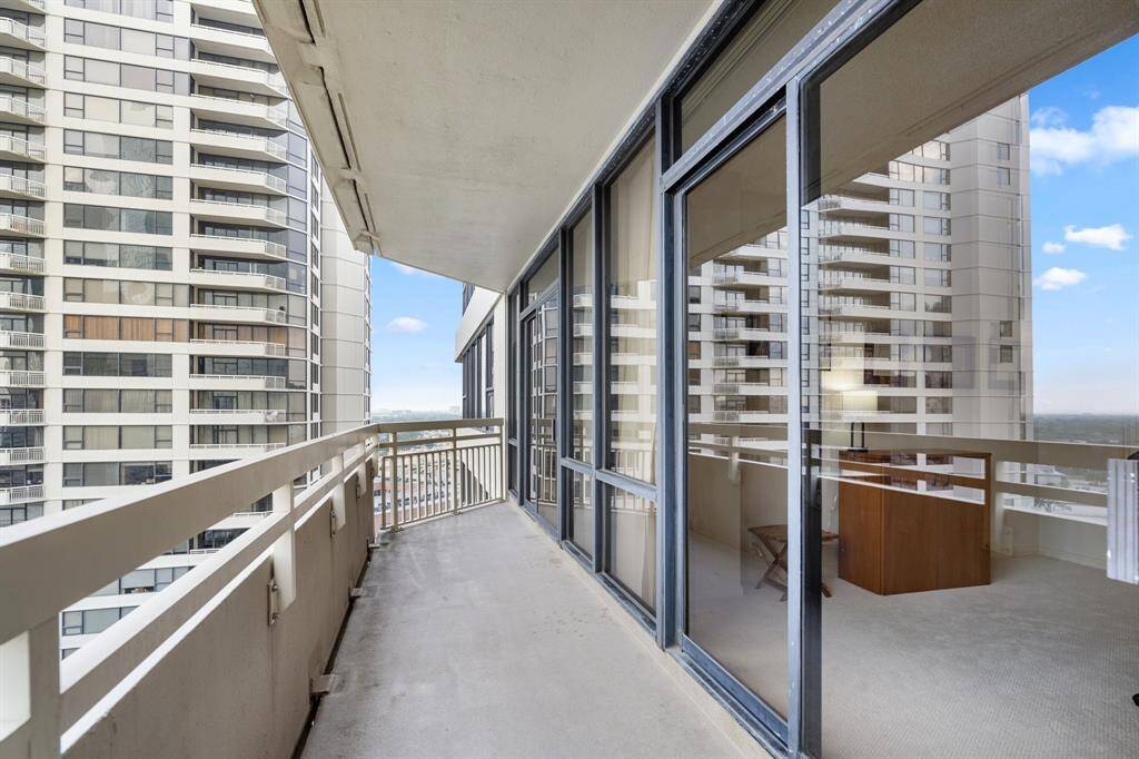 Balcony with access from the bedrooms and living room.