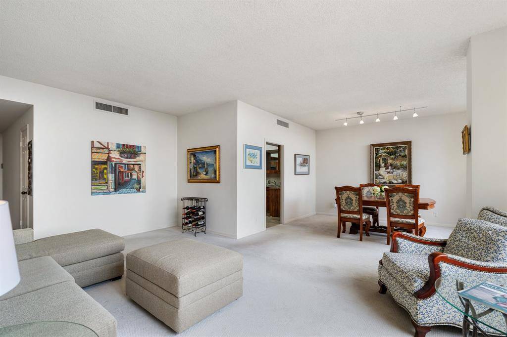Dining room with access to the kitchen.