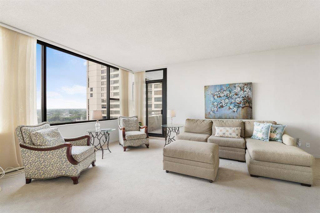 Living room with access to the balcony.