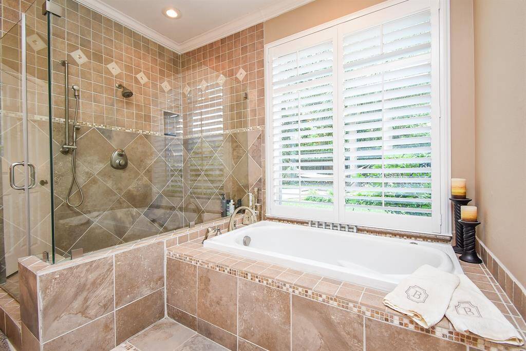 Better view of walk in shower and jet tub.