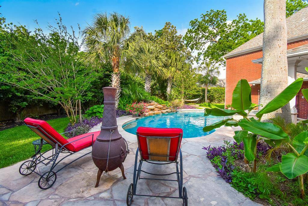sunning lounge area.