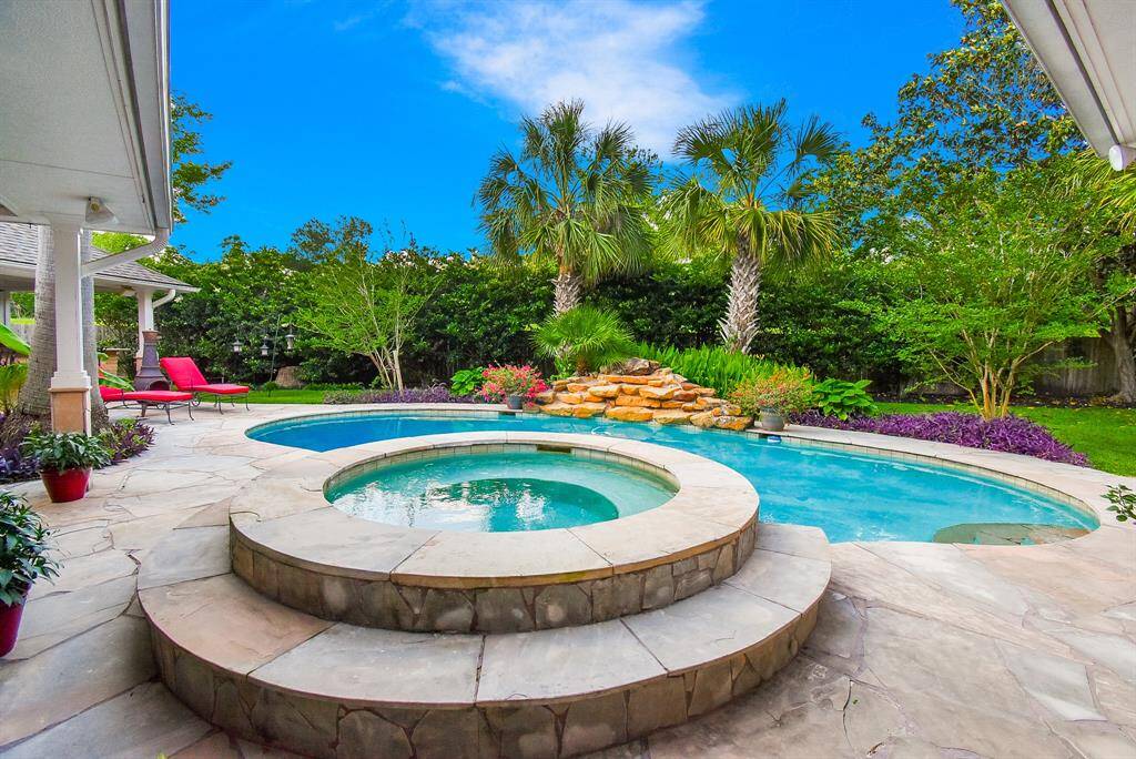 Pool with spa!