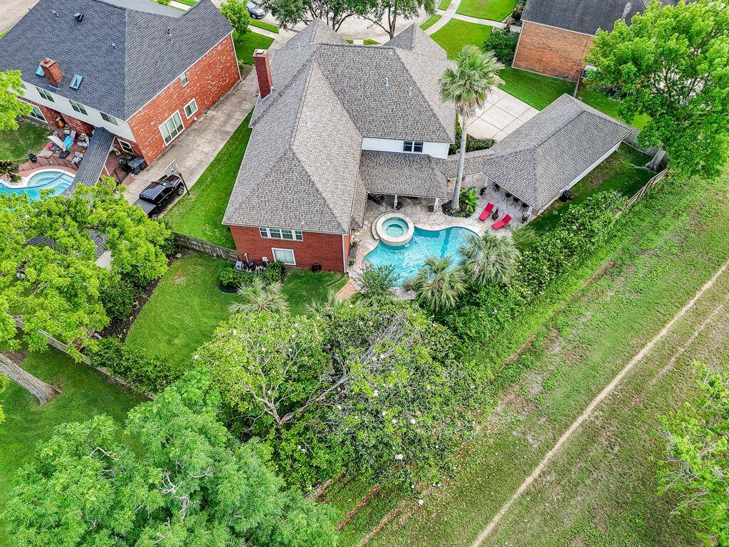 No neighbors behind the house! Backs up to the Levee.