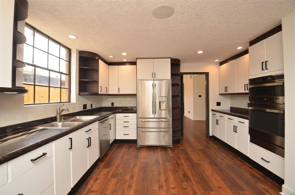 This kitchen offers lots of cabinet space for storage.