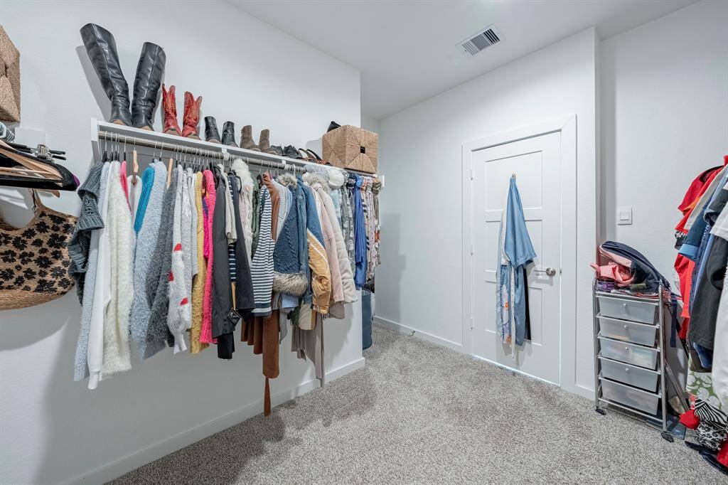 Plenty of room for wardrobes of all sizes—truly a dream closet.