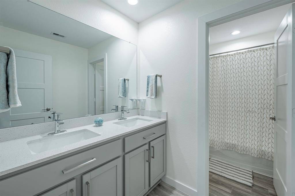 Full upstairs bathroom with easy access from all three upstairs bedrooms.