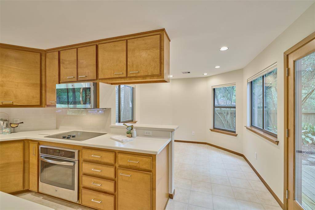 Gorgeous cabinets and counters