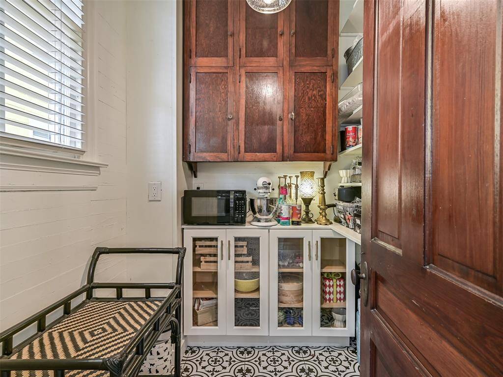 You will love the walk-in butlers pantry.