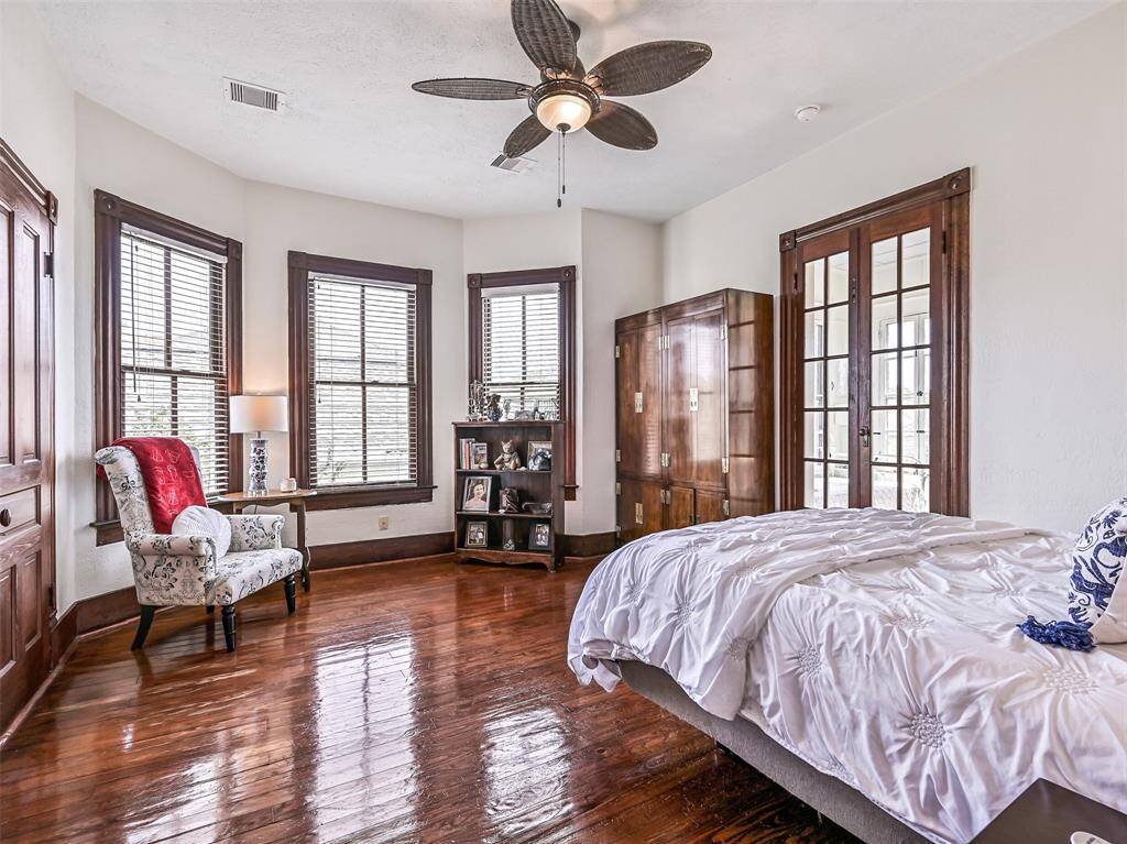 Second upstairs bedroom