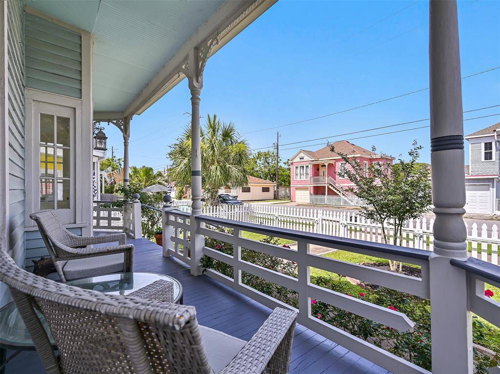 Lovely front porch!