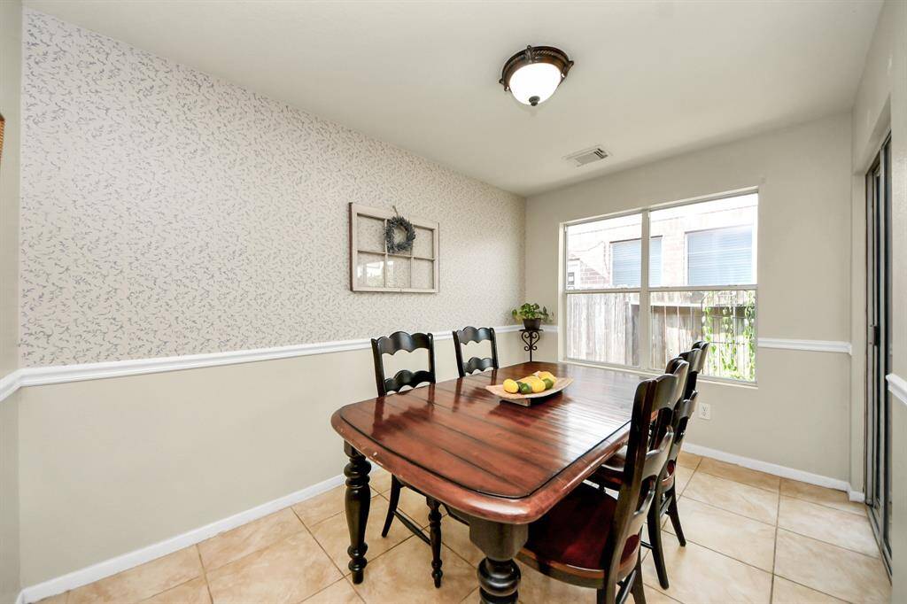 Flooded with natural light and styled in neutral tones, this space is ideal for morning coffee or family meals, with the added benefit of seamless indoor-outdoor living—perfect for entertaining or relaxing in the fresh air.