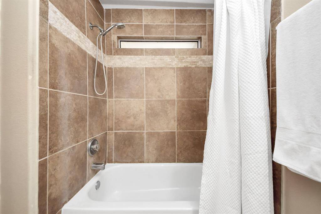 Shower and tub combo offers both comfort and functionality.