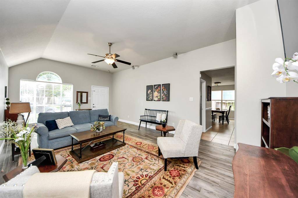 The open layout creates a warm and welcoming atmosphere, perfect for both relaxing and entertaining.