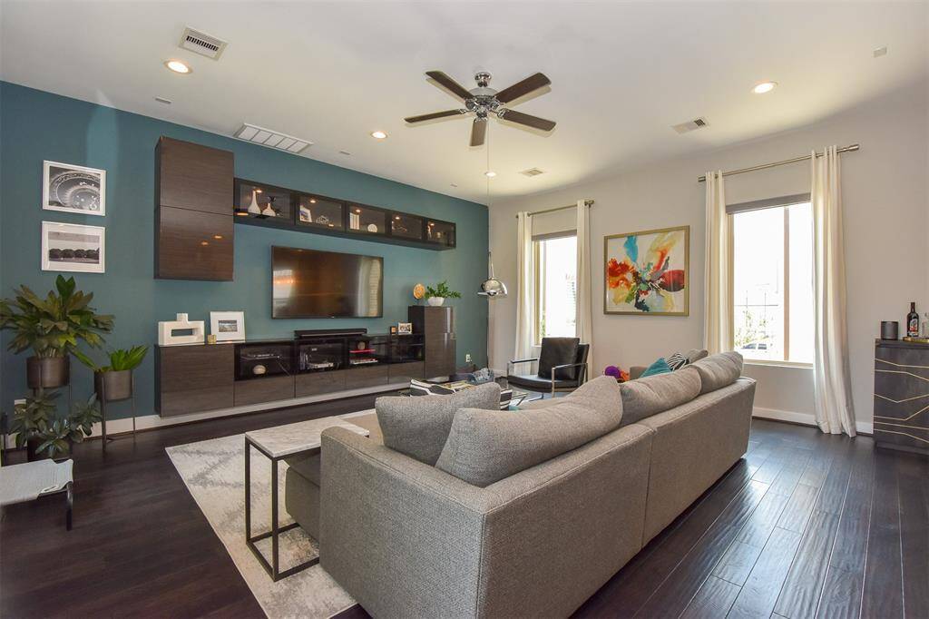 Comfortable living area.  Great for entertaining.