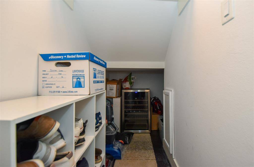 Tons of extra, under stairs storage.  Great for storing luggage or decorations.