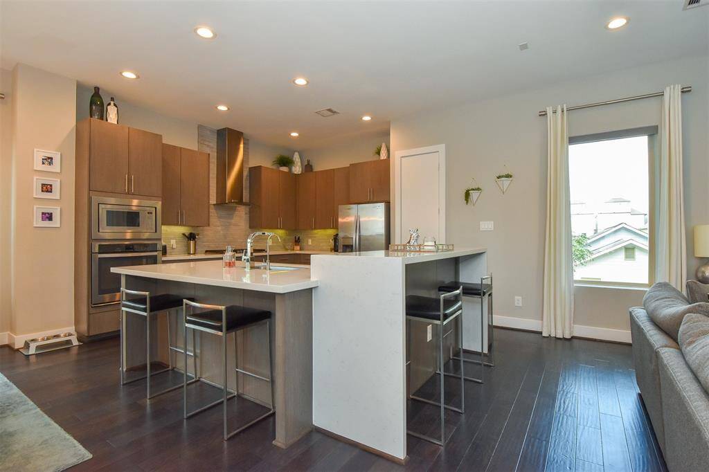 The island includes a breakfast bar