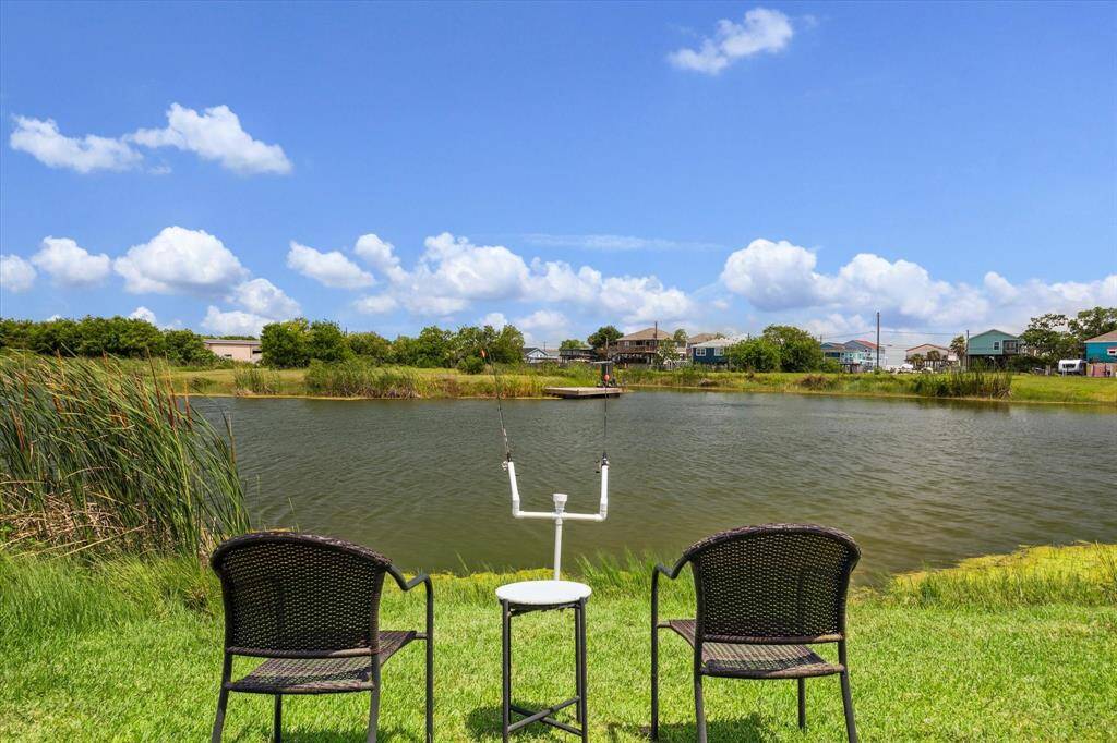 Wouldn't you love to be able to come home and walk out the back door to go fishing? It's a pretty nice lifestyle, to say the least.