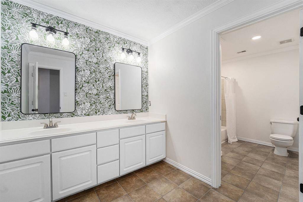 Upstairs Full bathroom