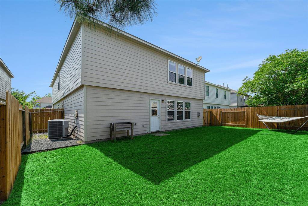 Spacious backyard great for a BBQ
