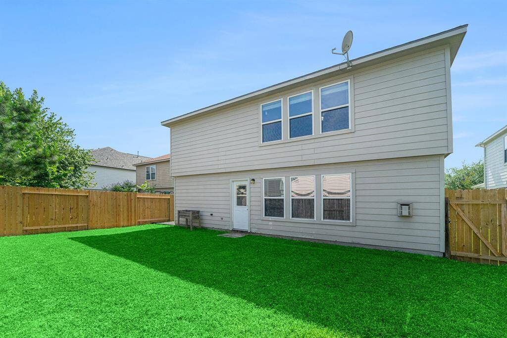 Spacious backyard great for a BBQ