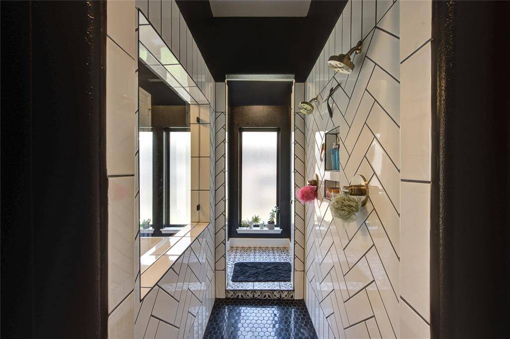 Walk-thru shower with dual shower heads
