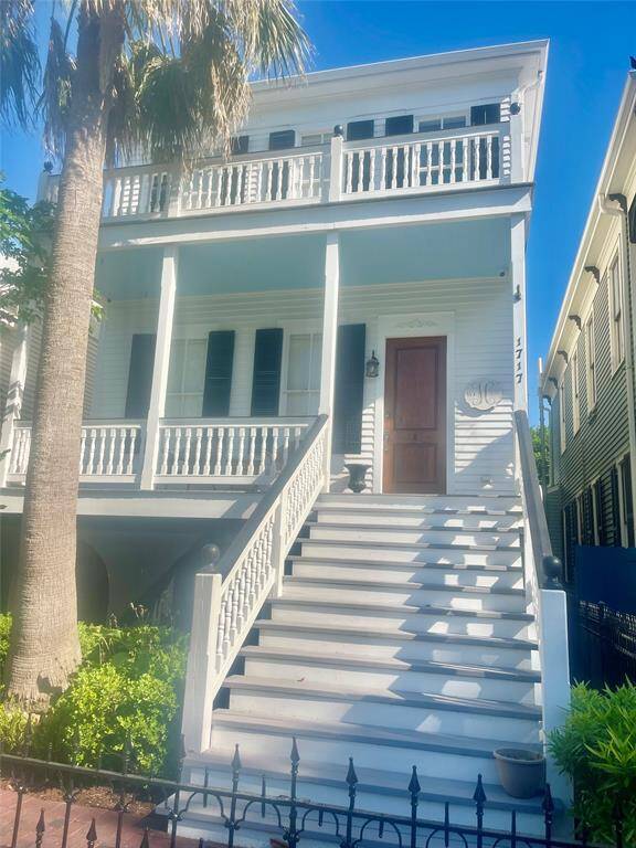 Steps to the entrance of the home