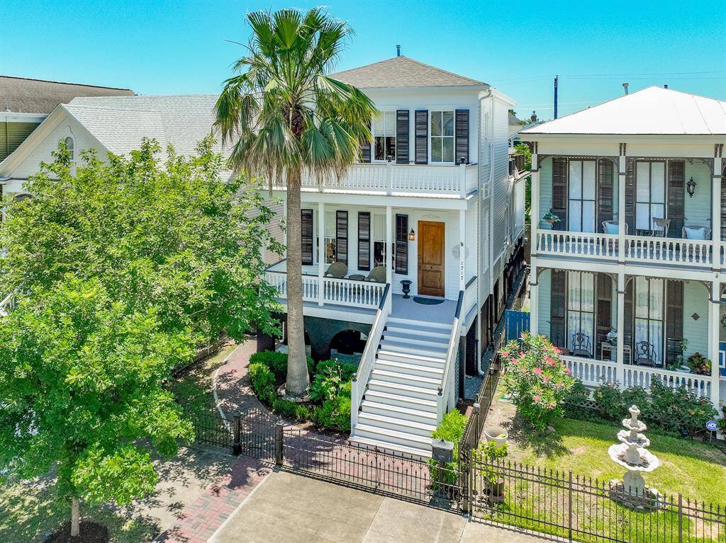 Beautiful Front View of 1717 Winnie