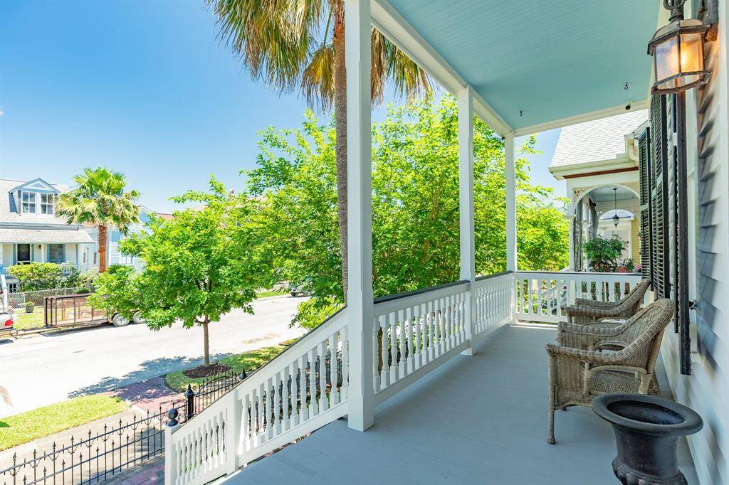 Fron Spacious Porch
