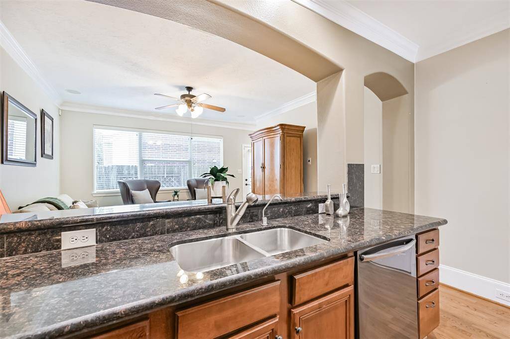 Undermount sink