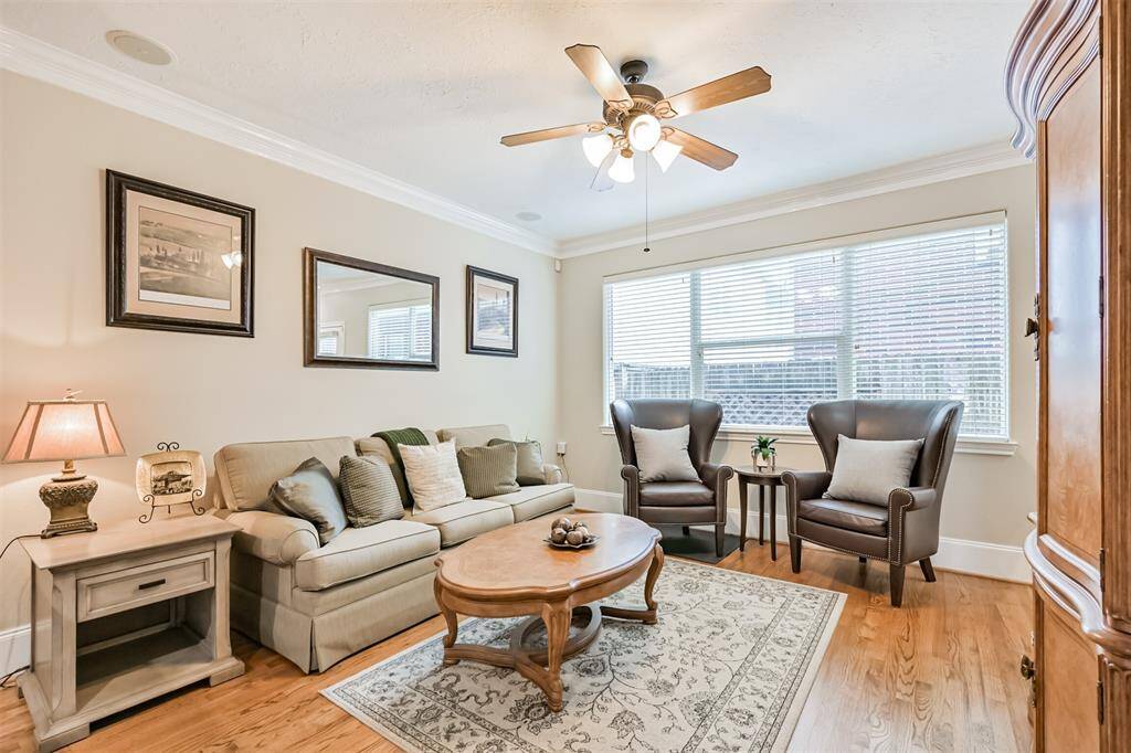 Living Area w/Crown Molding