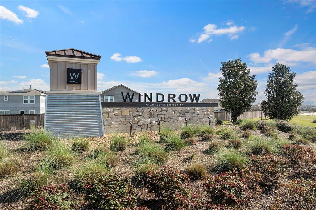 Well known neighborhood with gym, pools and dog parks