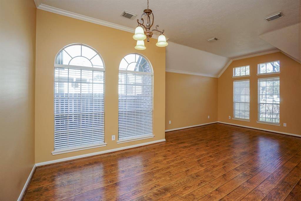 High and spacious ceiling