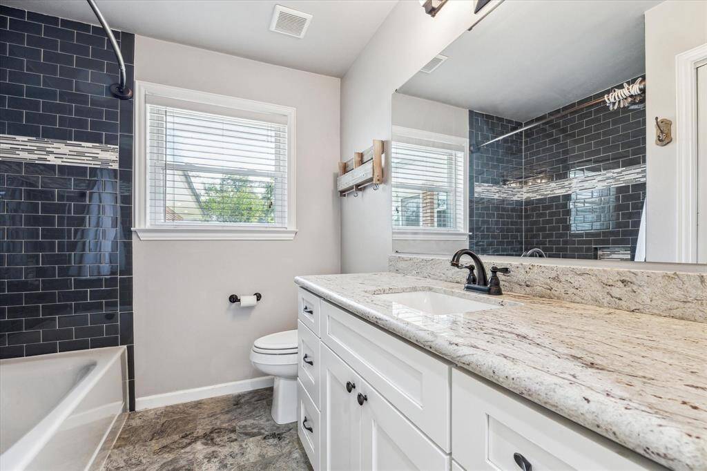 Secondary bathroom with tub.