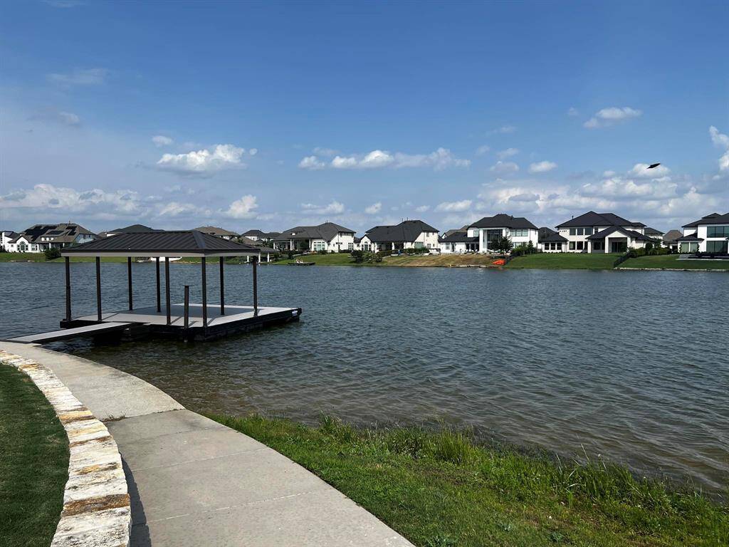 Step out the front door, and you’ll spot the lake from the porch—walk just a few steps and you’re right in front of the full view.