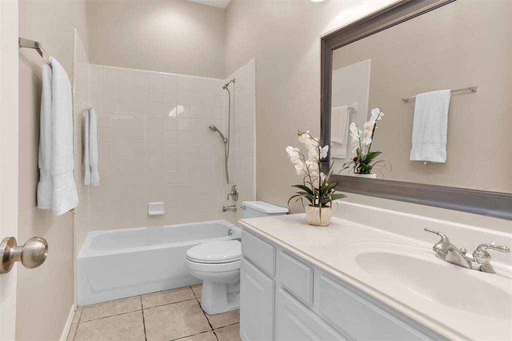 Hall bath with tub/shower combo, great counterspace