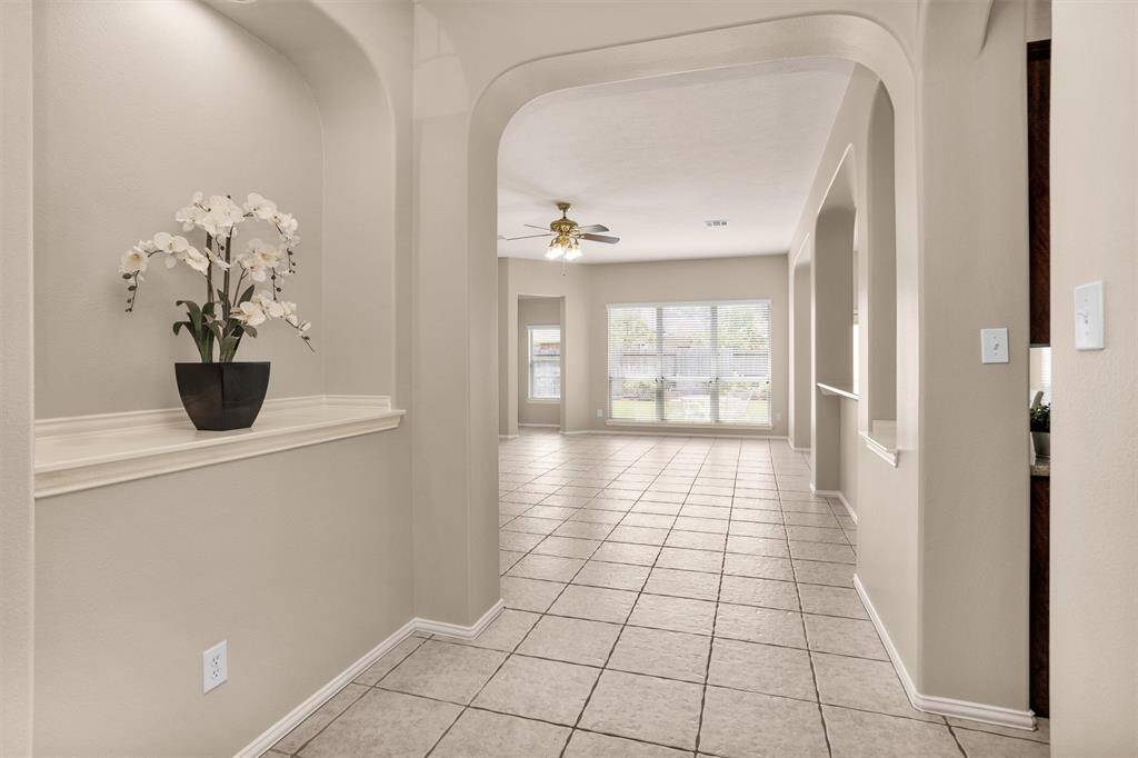 Impressive entryway with art niche