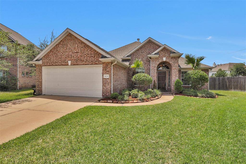 Beautifully maintained exterior on a premium lot