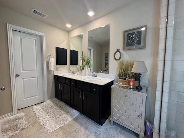 Oversized ensuite bath