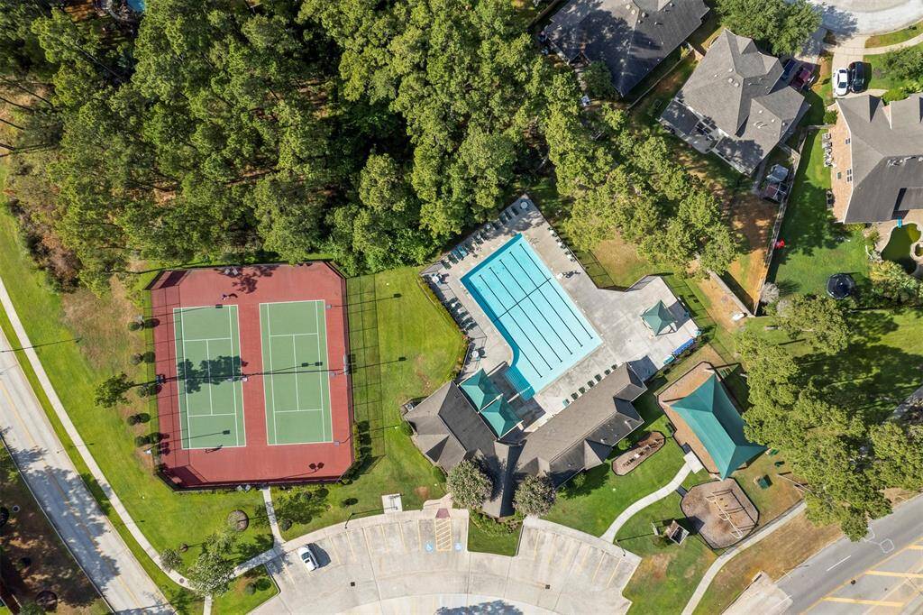 Here you will find 2 tennis courts, a large community pool and clubhouse, a covered playground, a dog park as well as lakes and walking trails.