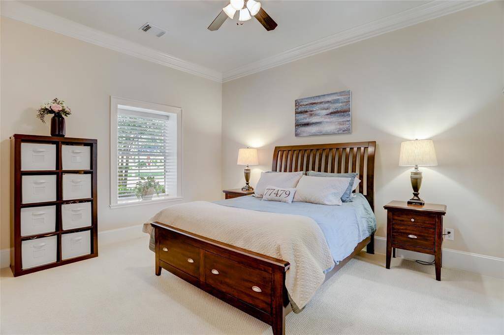 Downstairs guest bedroom with en-suite bathroom