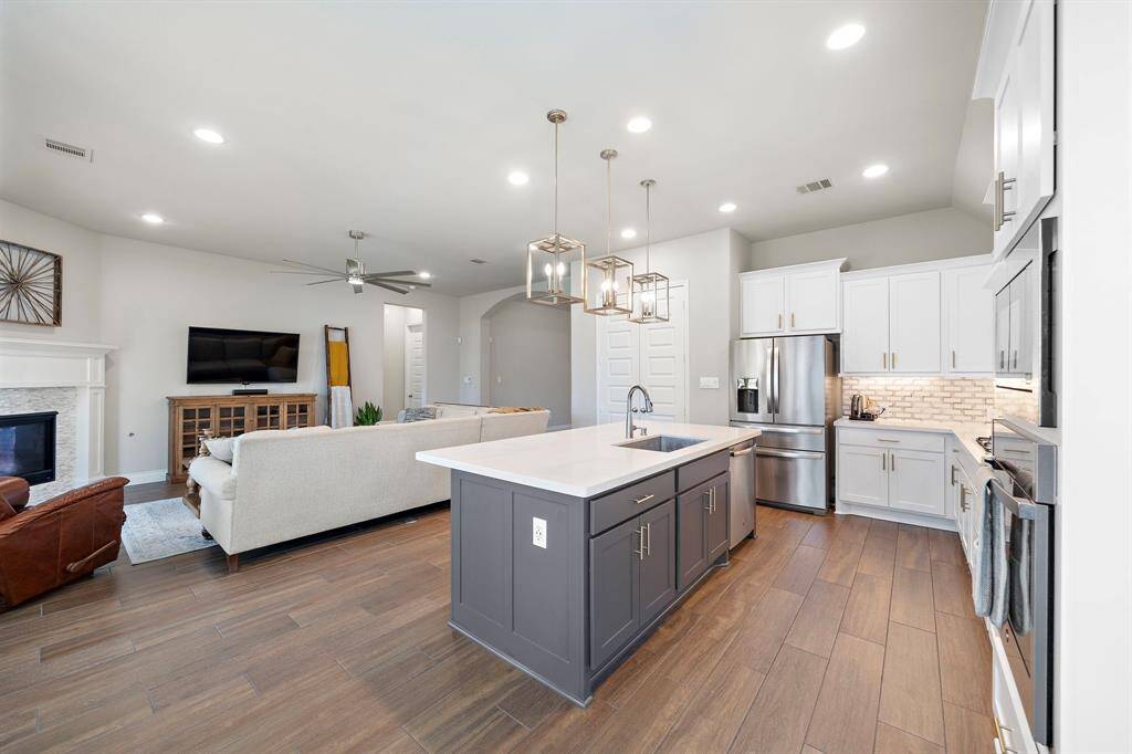 Open dining area ideal for everyday meals or entertaining.