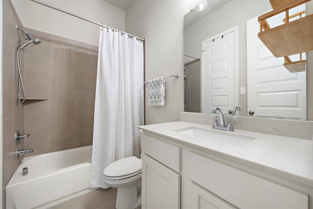 En suite for guests to enjoy.