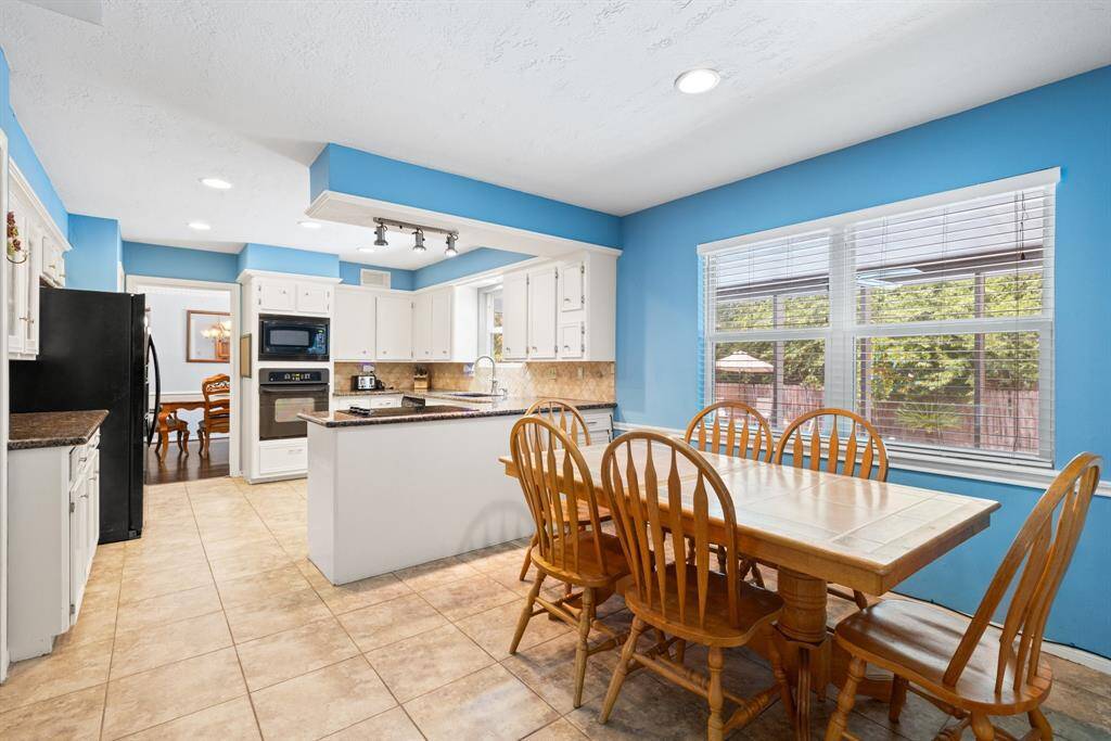 BREAKFAST ROOM, KITCHEN & DINING ROOMS - These rooms flow together for easy entertaining.